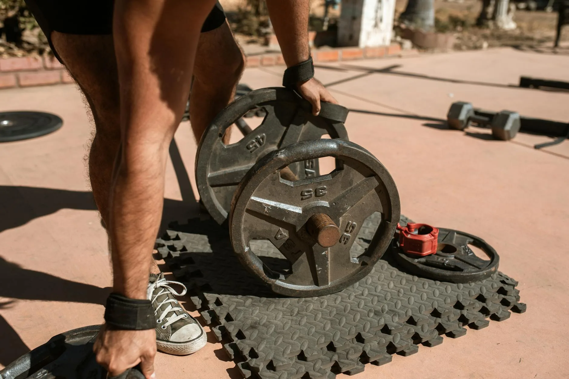 Rubber gym floor tiles protecting the floor in a fitness area