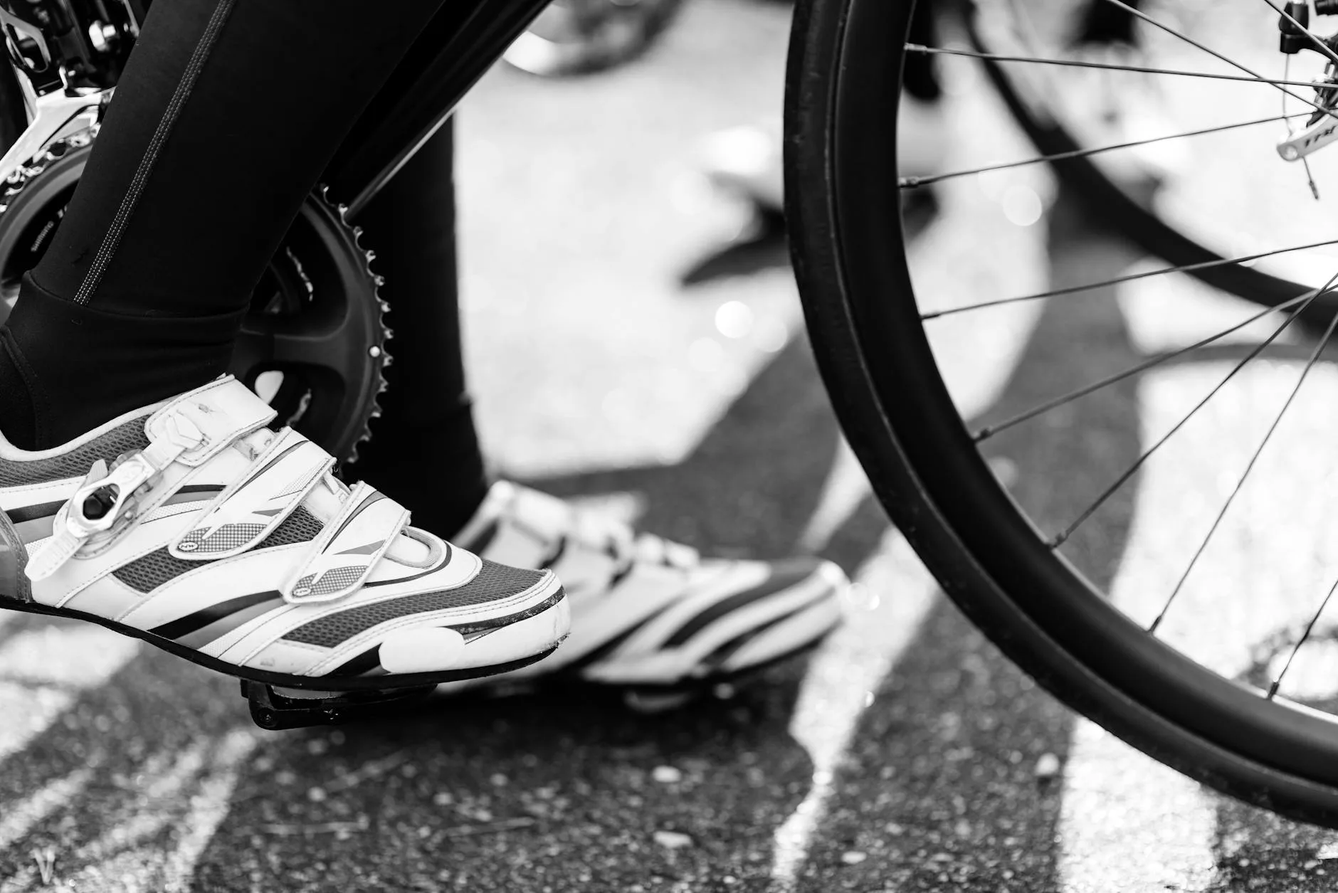 Cycling shoes and pedals for indoor bike training
