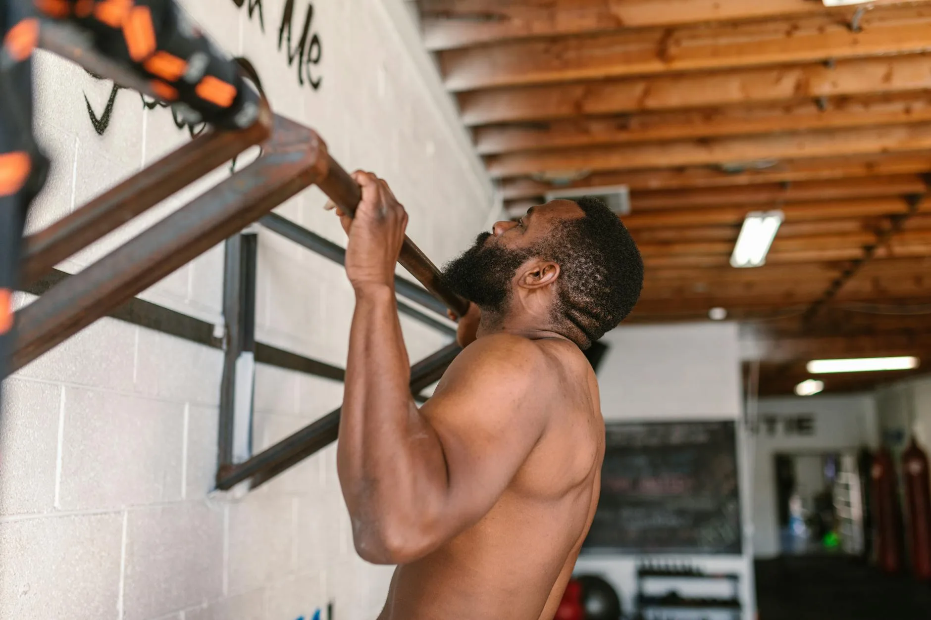 Pull up bar in a doorway for home workout