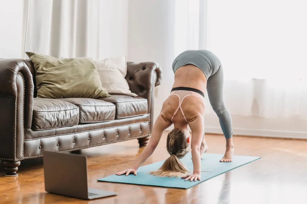 Beginner yoga mat set up at home for a simple routine